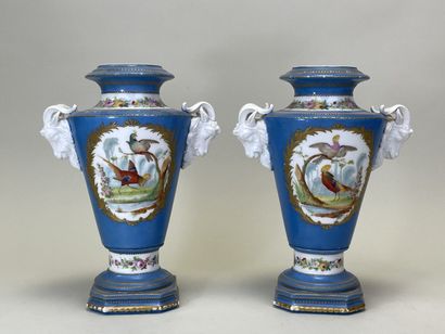 Paire de vases en porcelaine à décor de scènes...