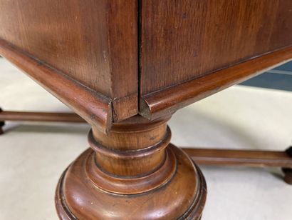 Table en chêne à entretoise, allonges à l'italienne.
Début...