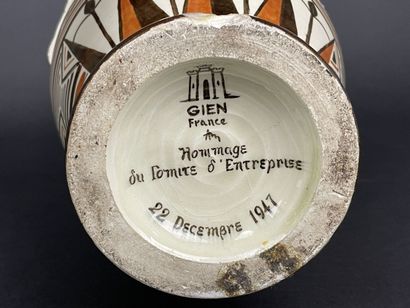GIEN. 
Grand vase à décor géométrique de...