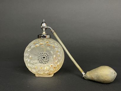 LALIQUE France. 
Flacon en verre moulé et...