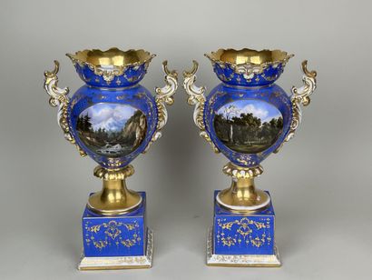 Paire de vases sur piédouche sur socle en...