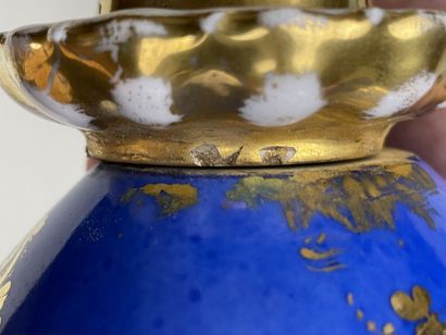 Paire de vases sur piédouche sur socle en...