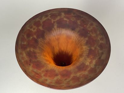 LE VERRE FRANCAIS - 
Vase à col évasé. 
Signé...