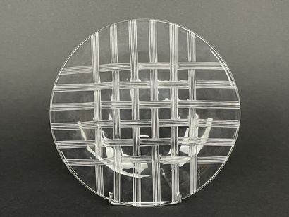 LALIQUE France. 
Assiette gravée de quadrillage....