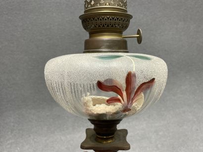 Grande lampe à pétrole en verre à décor peint...