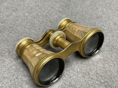 Deux paires de jumelles de théatre, une nacre...