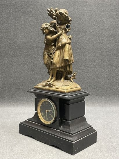 Pendule en marbre noir et régule. 
H. :58...