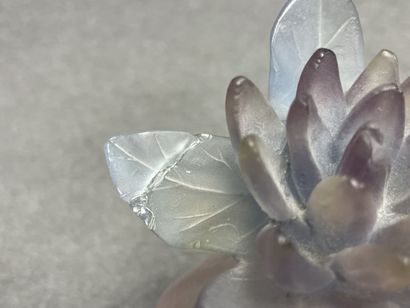 DAUM . 
Flacon fleur en pâte de verre modèle...