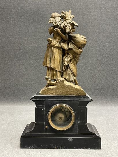 Pendule en marbre noir et régule. 
H. :58...