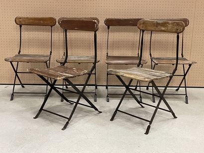 Six chaises pliantes en bois et métal.