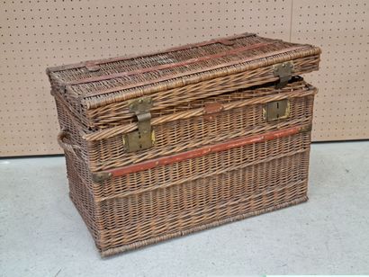 Ancienne malle en rotin tressé avec ferrures...