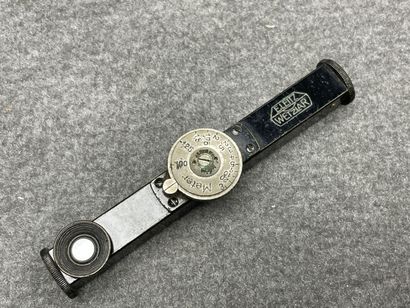 LEICA I
Appareil photo argentique aveec objectif...