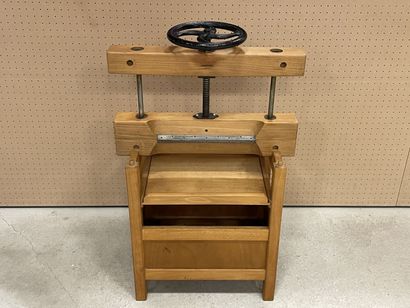Grande presse à livre en bois. 
120 x 63...