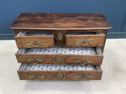 Commode en chêne moulé ouvrant à quatre tiroirs
Epoque...