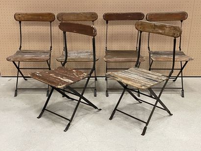 Six chaises pliantes en bois et métal.