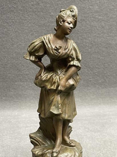 Elégante. 
Sculpture en régule sur socle...