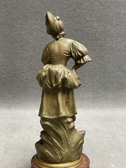 Elégante. 
Sculpture en régule sur socle...