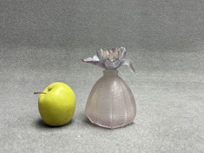 DAUM . 
Flacon fleur en pâte de verre modèle...
