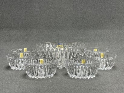 BAYEL : compotier et huit ramequins en cristal,...