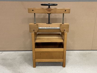 Grande presse à livre en bois. 
120 x 63...