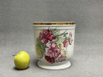 Cache pot en porcelaine de Limoges à décor...