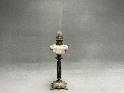 Grande lampe à pétrole en verre à décor peint...