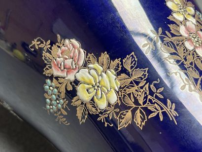 Grand vase en faience bleu et or. 
H. :53...