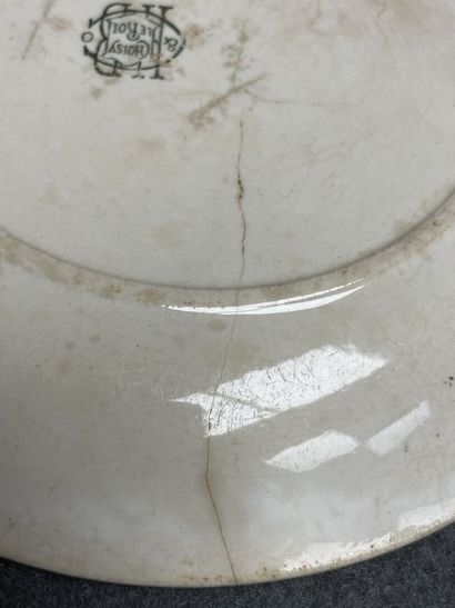CHOISY LE ROI Suite de 7 assiettes en faience...