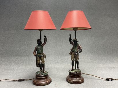 Paire de lampes en régule patiné à décor...