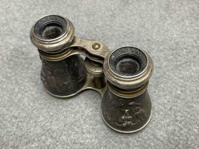 Deux paires de jumelles de théatre, une nacre...