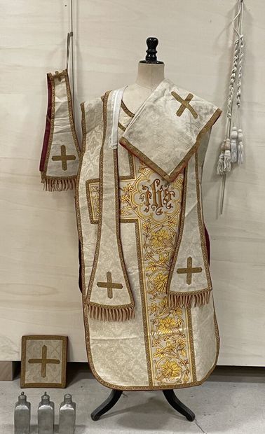 Habit liturgique complet.
On y joint trois...