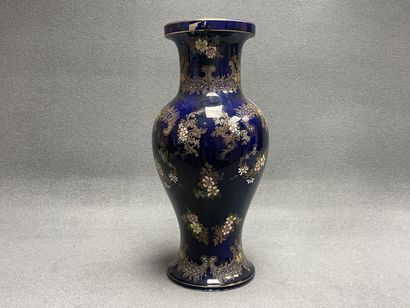 Grand vase en faience bleu et or. 
H. :53...