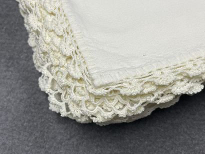 Deux services de nappes en coton écru
- avec...
