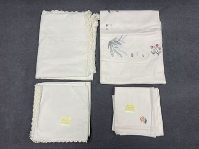 Deux services de nappes en coton écru
- avec...