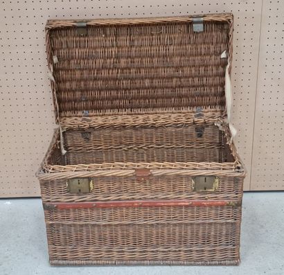 Ancienne malle en rotin tressé avec ferrures...