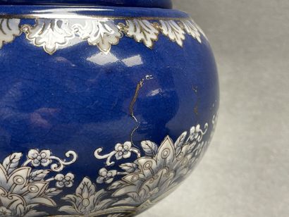 Paire d'urnes en faience monture en bronze....