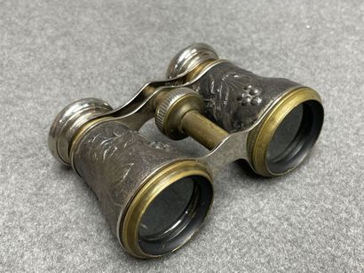 Deux paires de jumelles de théatre, une nacre...