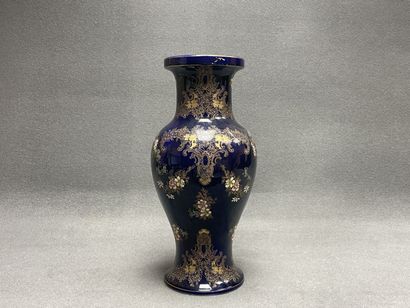 Grand vase en faience bleu et or. 
H. :53...