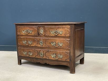 Commode en chêne moulé ouvrant à quatre tiroirs
Epoque...