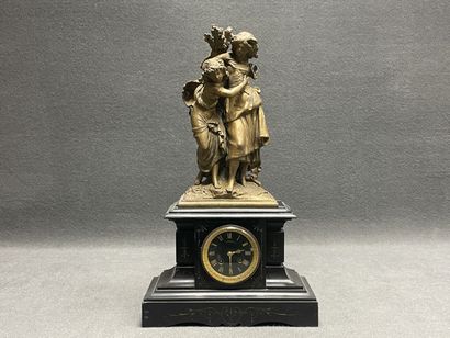 Pendule en marbre noir et régule. 
H. :58...