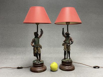 Paire de lampes en régule patiné à décor...