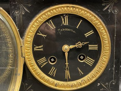 Pendule en marbre noir et régule. 
H. :58...