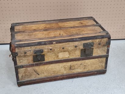 Quatre malles en bois
de 40 x 80 x 44 cm...