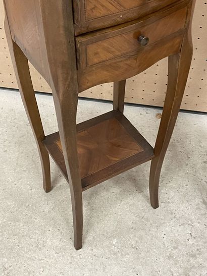 Deux chevets en placage de marqueterie à...