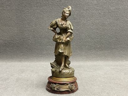 Elégante. 
Sculpture en régule sur socle...