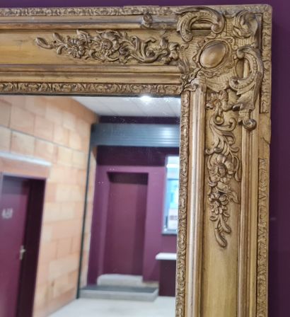 Grand miroir étroit, cadre en stuc doré
Fin...