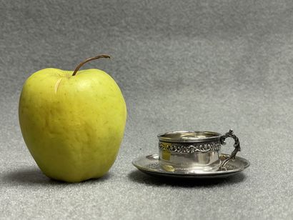 Tasse à café et soucoupe en argent.
Poinçon...