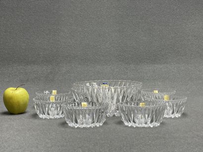 BAYEL : compotier et huit ramequins en cristal,...