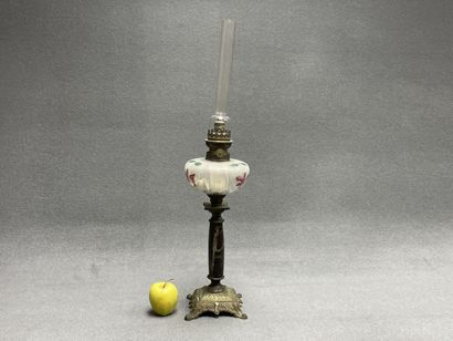 Grande lampe à pétrole en verre à décor peint...