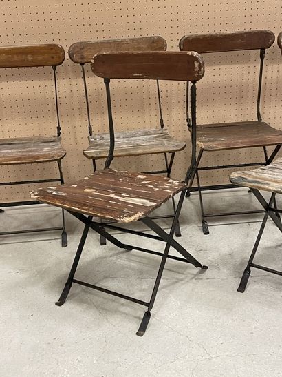 Six chaises pliantes en bois et métal.